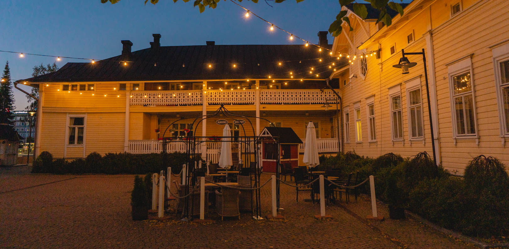 Annan Kahvila ja Taitokortteli valaistuna kesäiltana